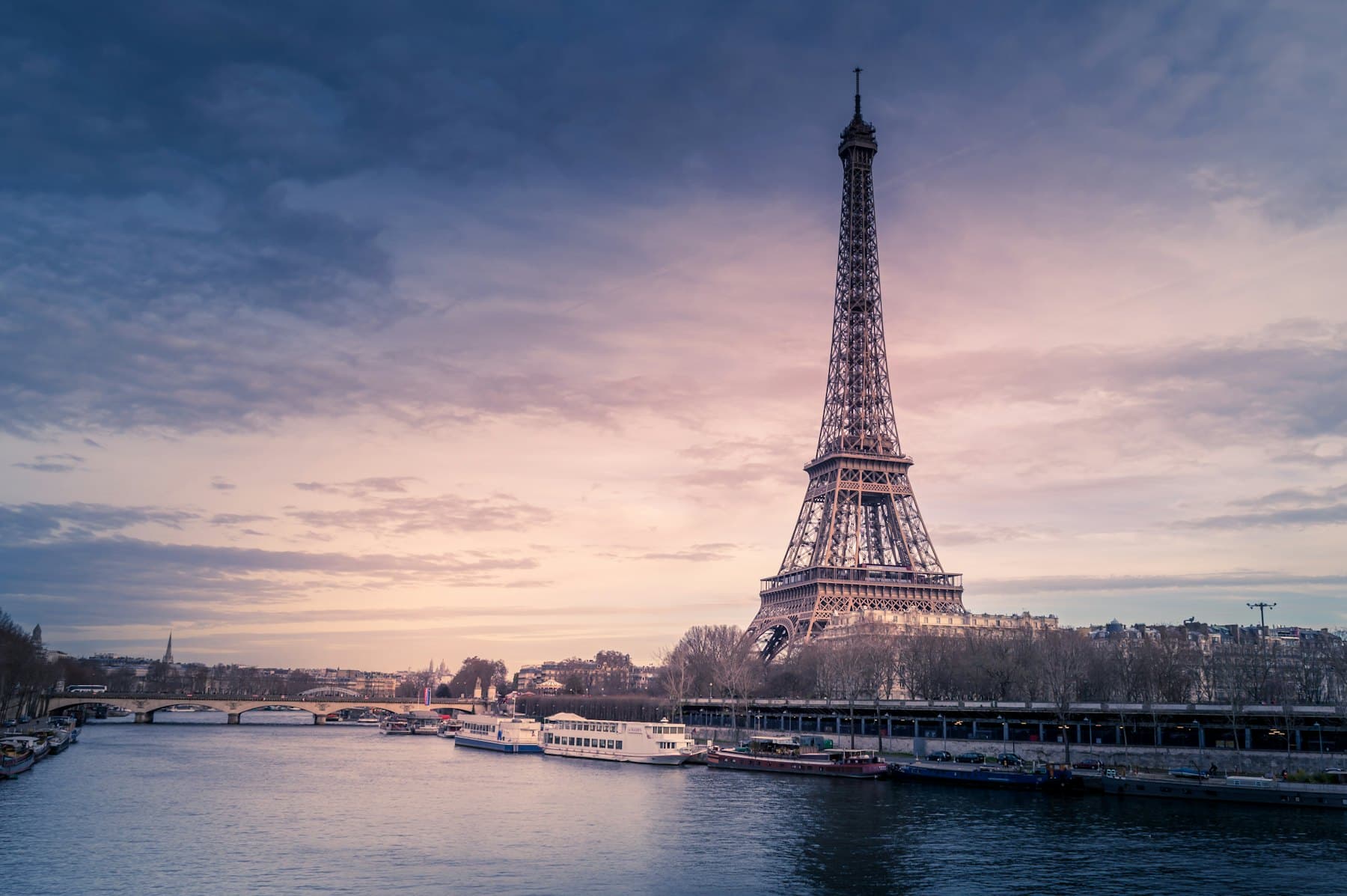 La tour Eiffel et la Seine au crépuscule