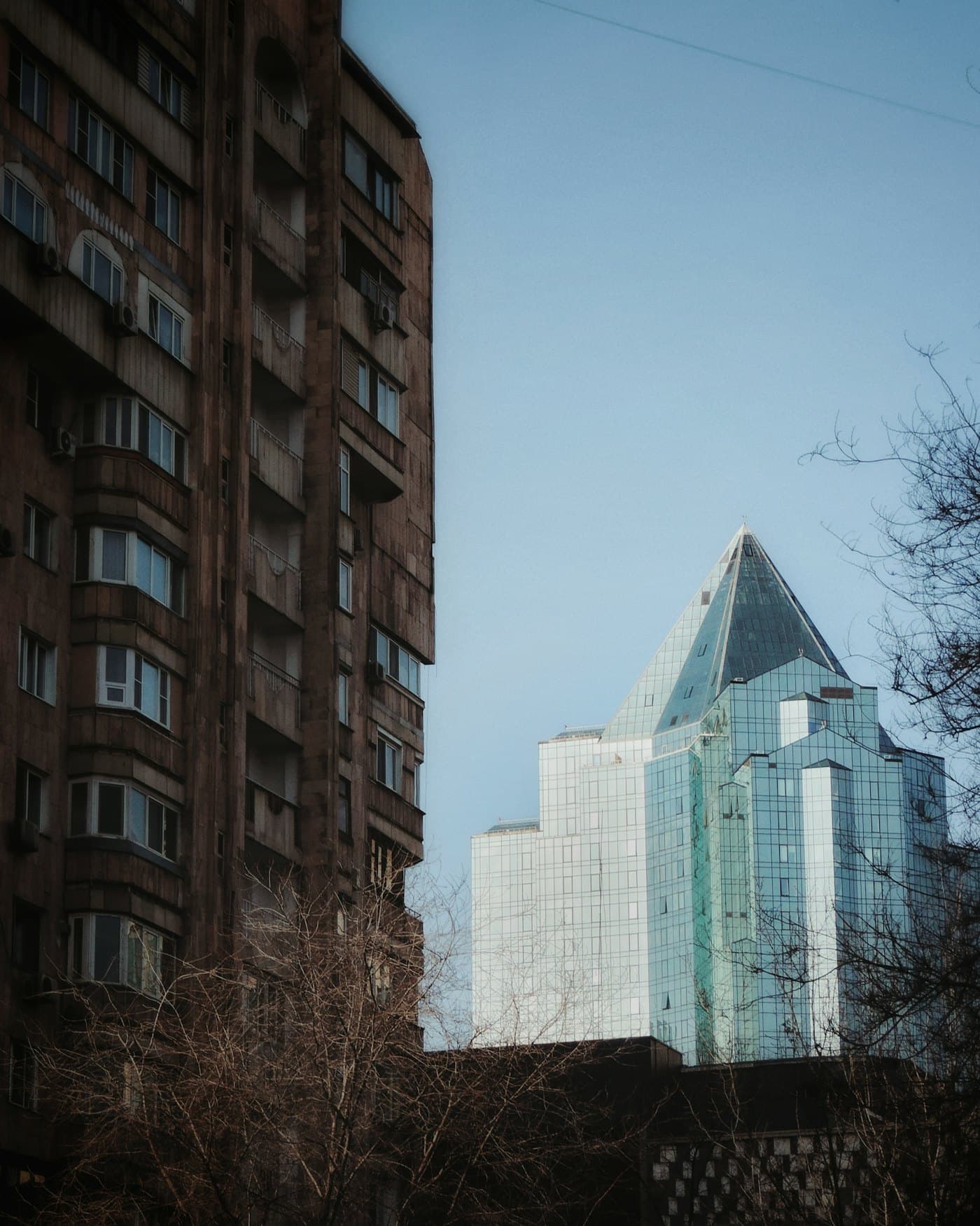Алматыдағы көк аспан астындағы кірпіш тұрғын үй