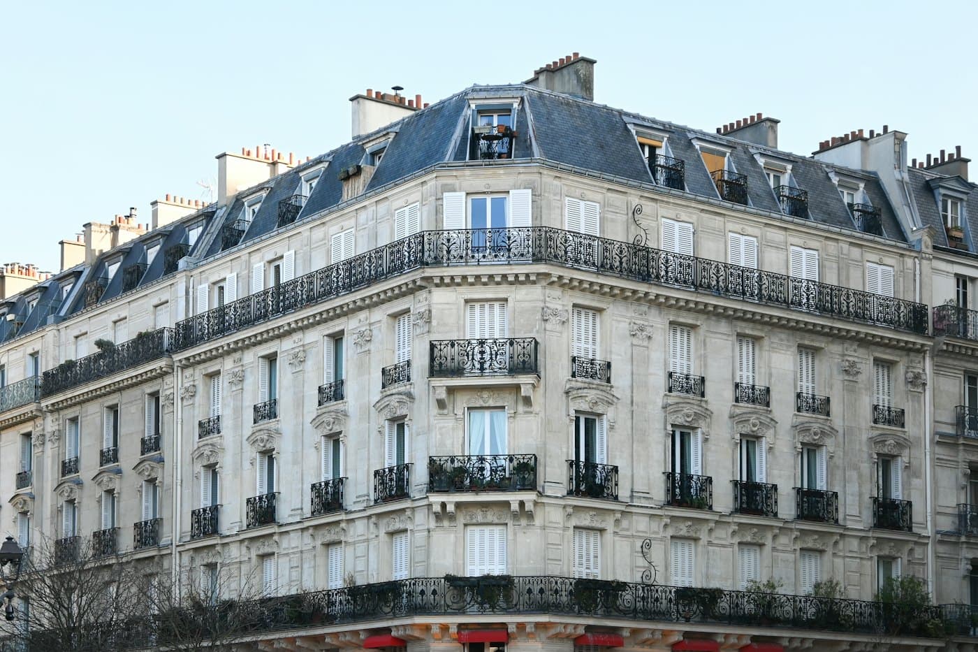 Immeuble haussmannien avec balcons en fer forgé à Paris