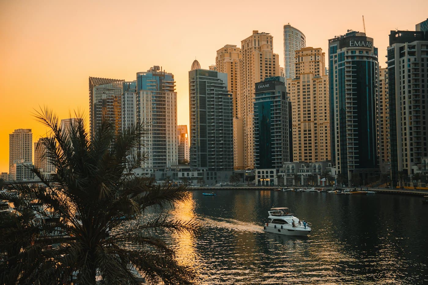 أبراج سكنية على امتداد دبي مارينا عند الغروب
