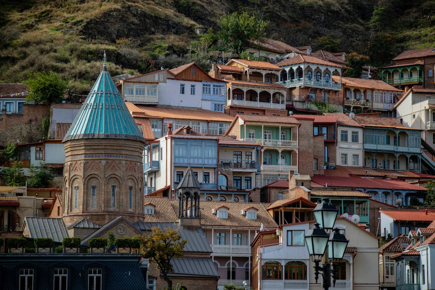 სახლები თბილისის ძველი უბნის ფერდობზე