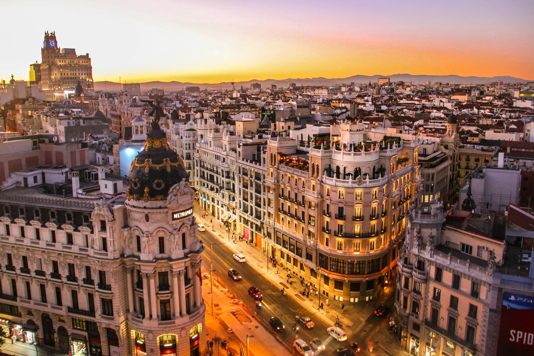 La Gran Vía de Madrid al atardecer