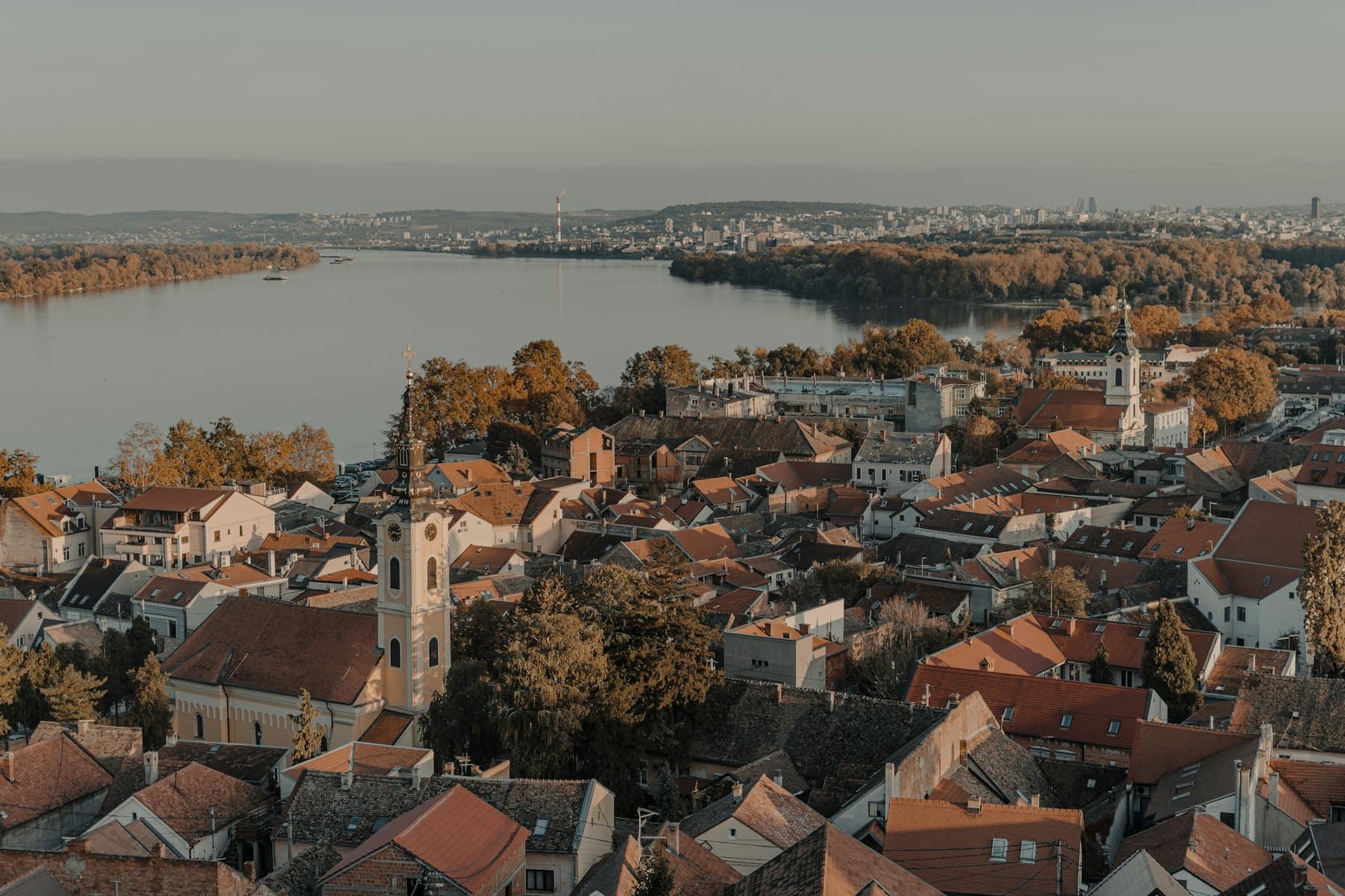 Pogled iz vazduha na krovove Beograda i reku
