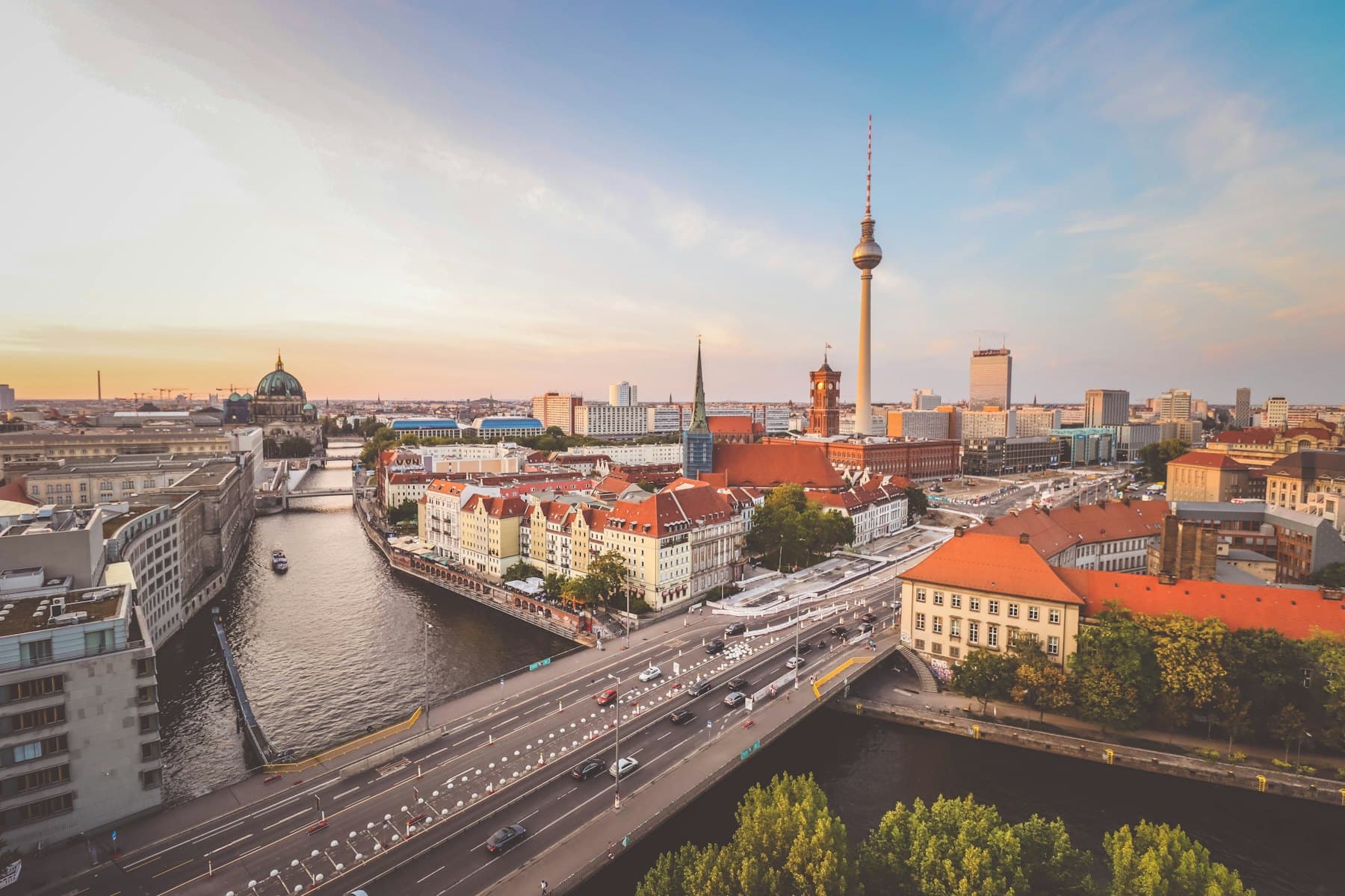 Die Spree und die Dächer Berlins mit dem Fernsehturm