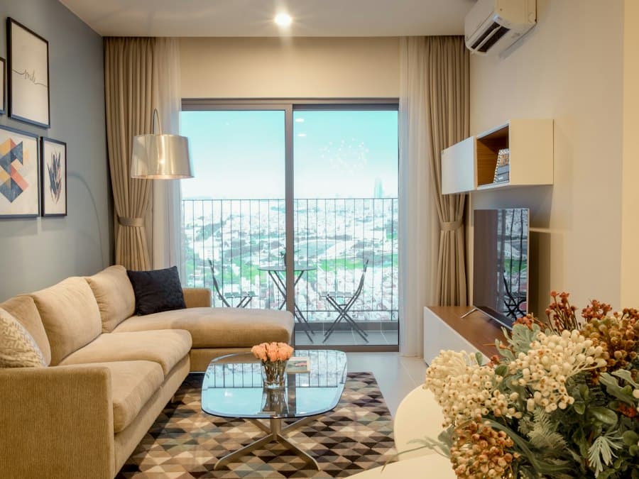 Salón con sofá amarillo y balcón