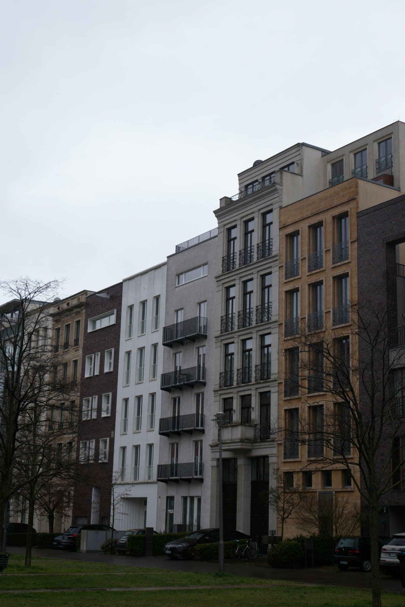 Reihe von Wohnhäusern mit Balkonen in Berlin