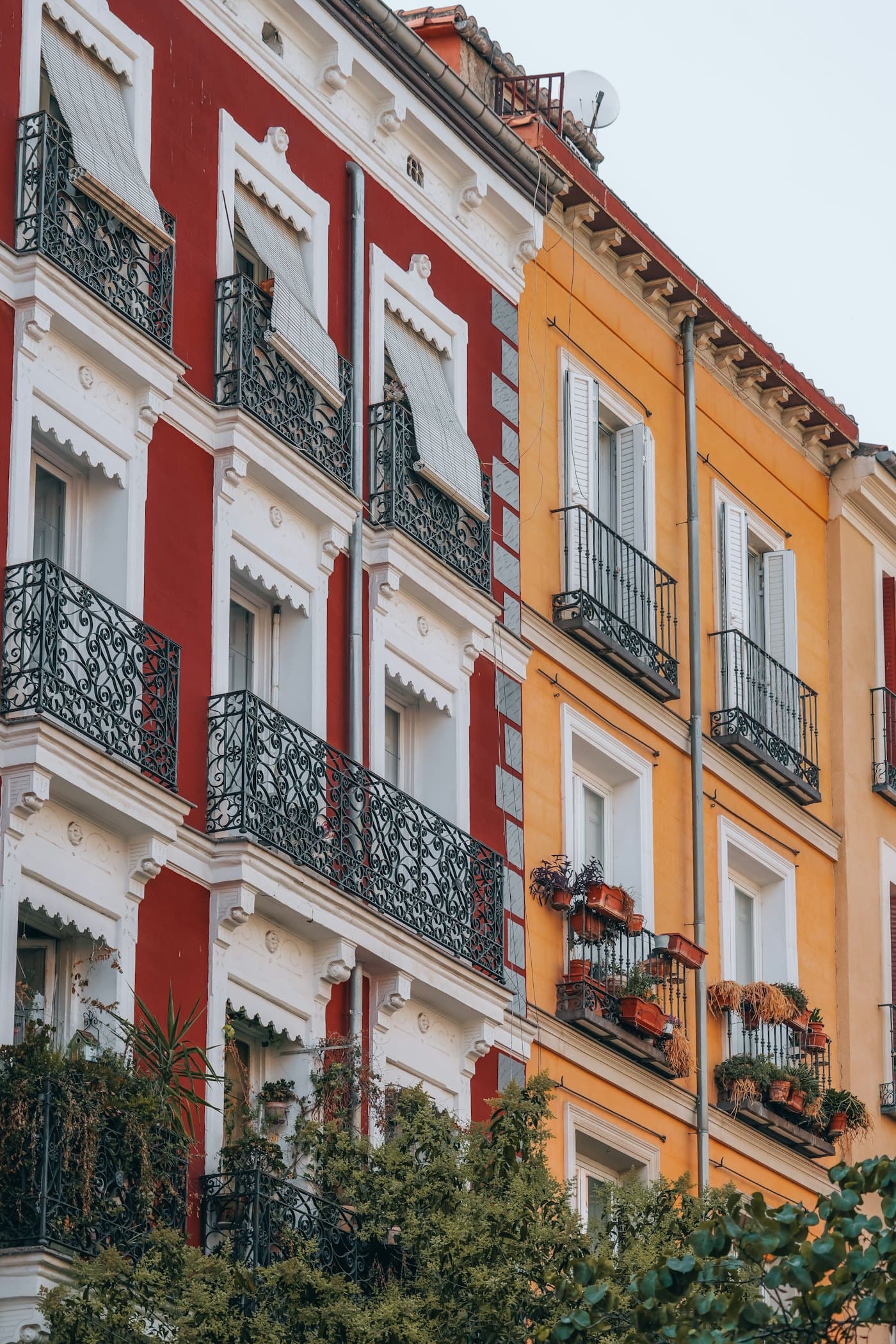 Fachadas de colores con balcones de hierro en Madrid